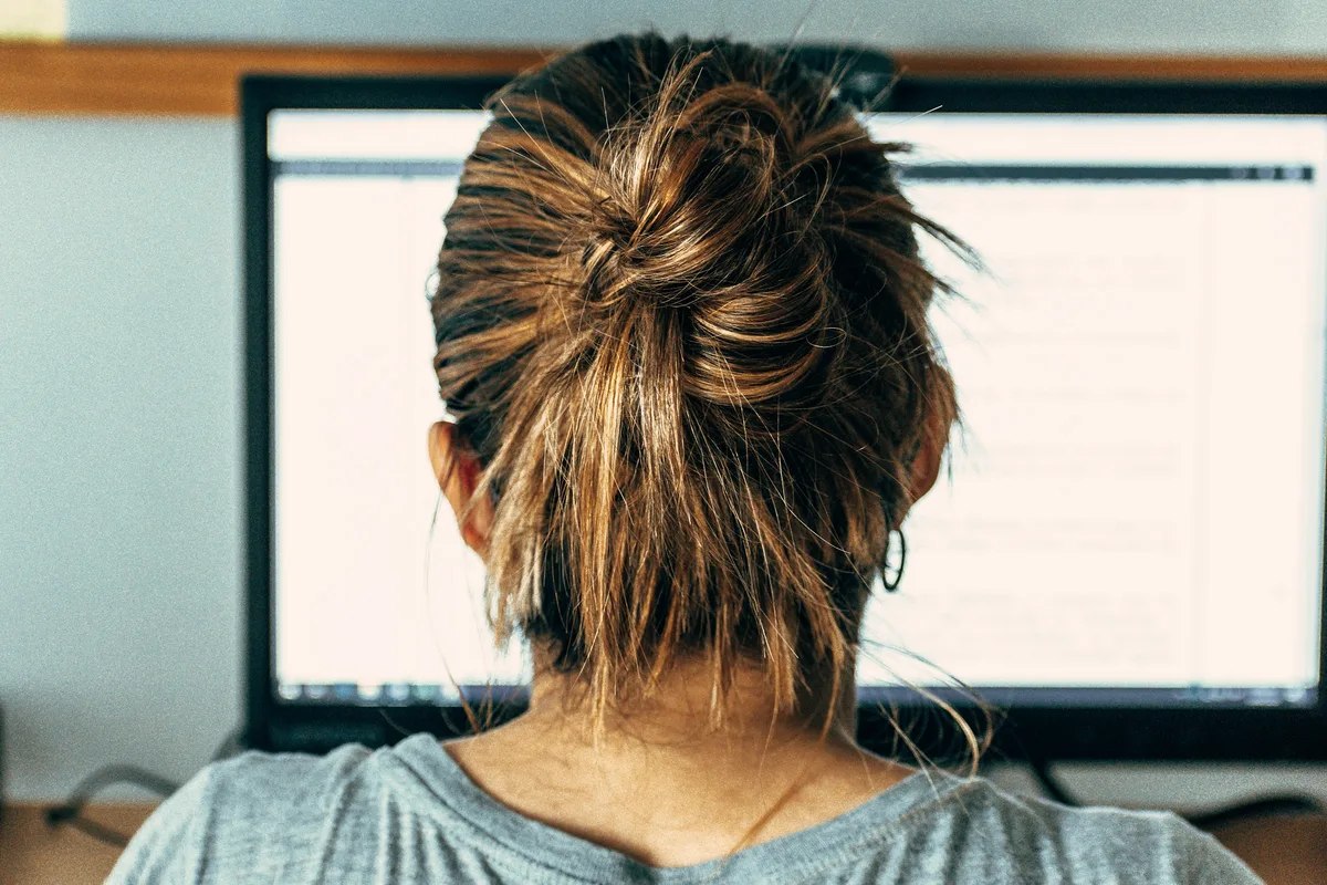 Nuque et épaules relâchées devant un écran de bureau