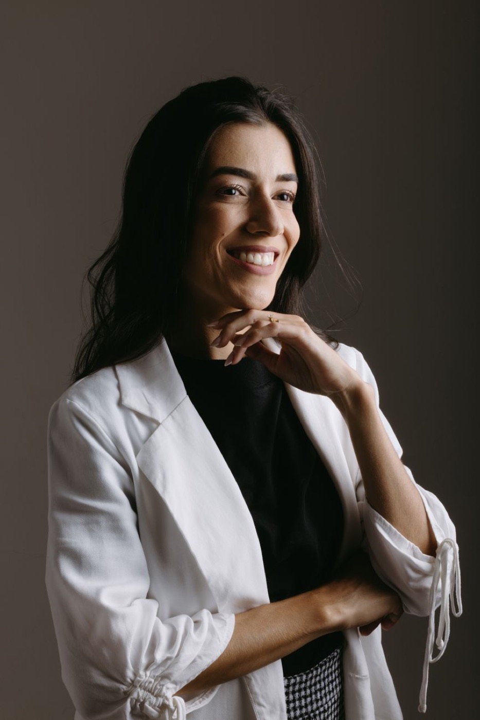 Une femme souriante et confiante, prête à repartir dans sa vie professionnelle