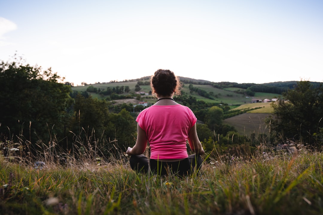 Sophrologie ou mindfulness (MBSR) : comparatif synthétique