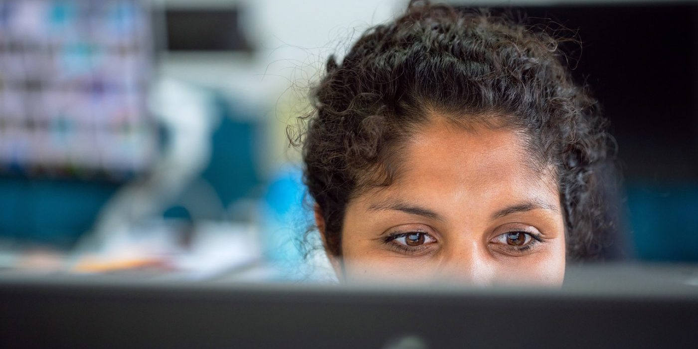 Yoga au bureau : des pauses courtes contre le stress au travail