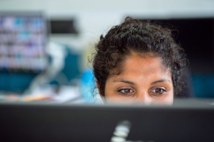Yoga au bureau : des pauses courtes contre le stress au travail