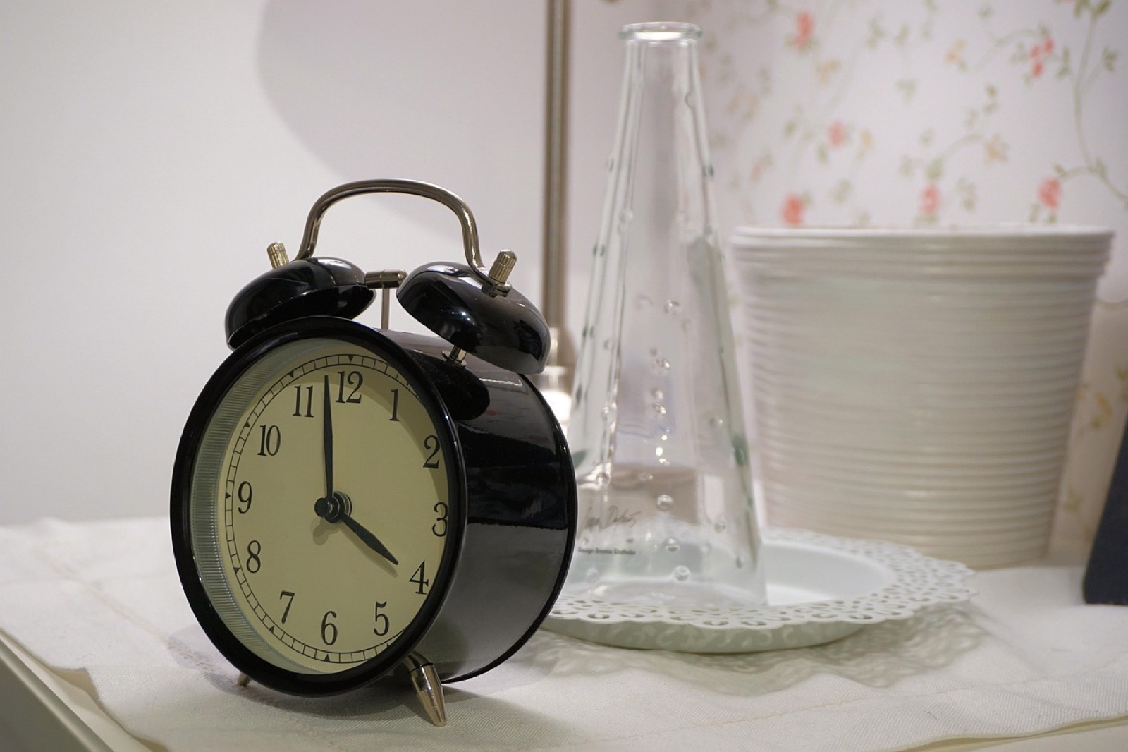 Réveil posé sur une table de chevet en pleine nuit