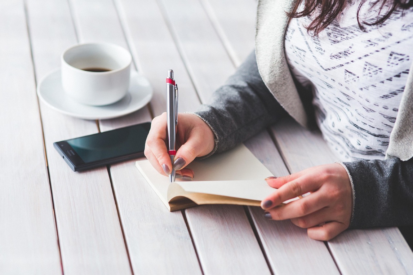 carnet de notes et stylo pour préparer sa lettre de motivation reconversion