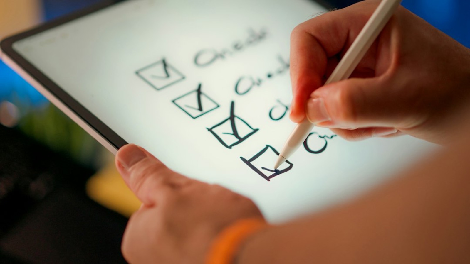 Personne écrivant une liste de suivi avec un stylo sur un carnet
