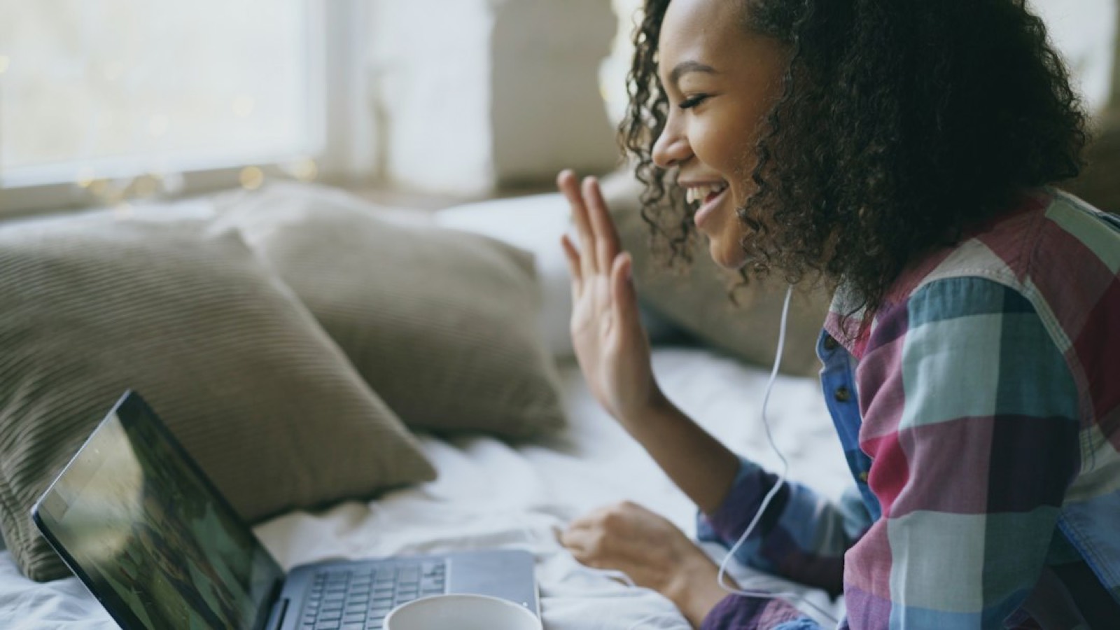 Adulte en reconversion suivant un cours de formation en psychothérapie en visioconférence sur son ordinateur portable