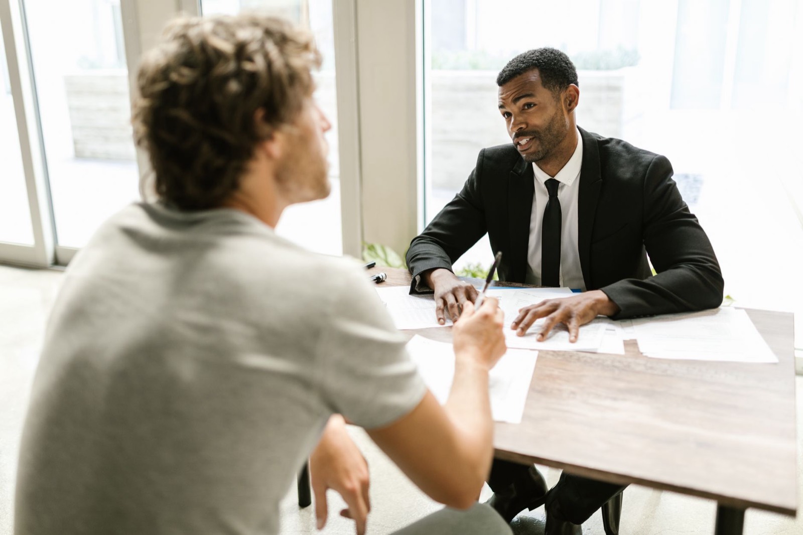 Conseiller et adulte en reconversion échangeant autour d'une table