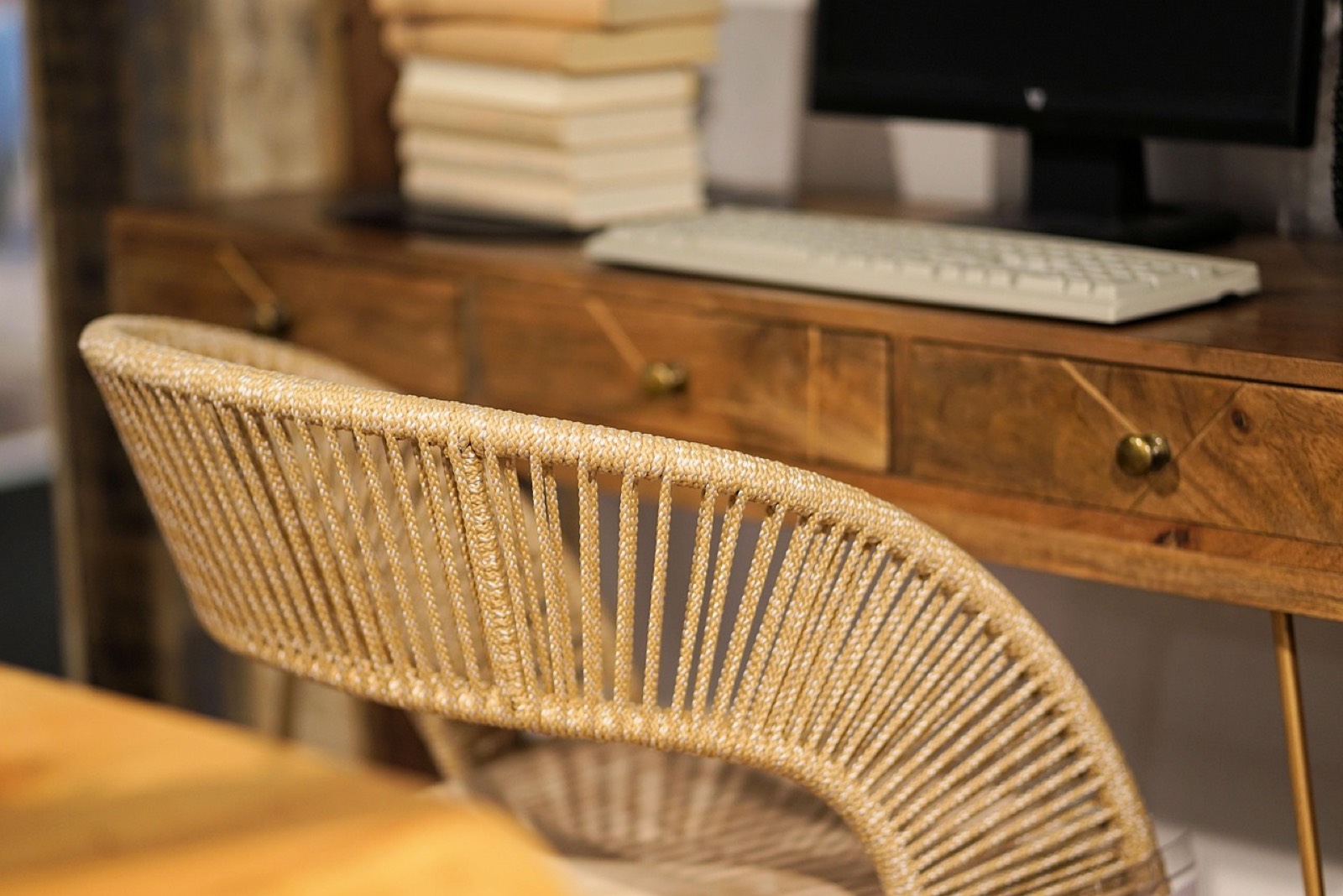 balle anti-stress et objets de bureau dans un tiroir ouvert