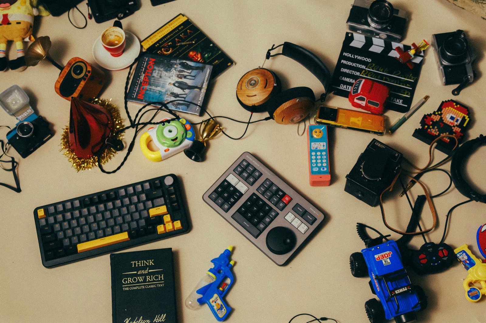 tiroir de bureau rempli d'objets anti-stress oubliés