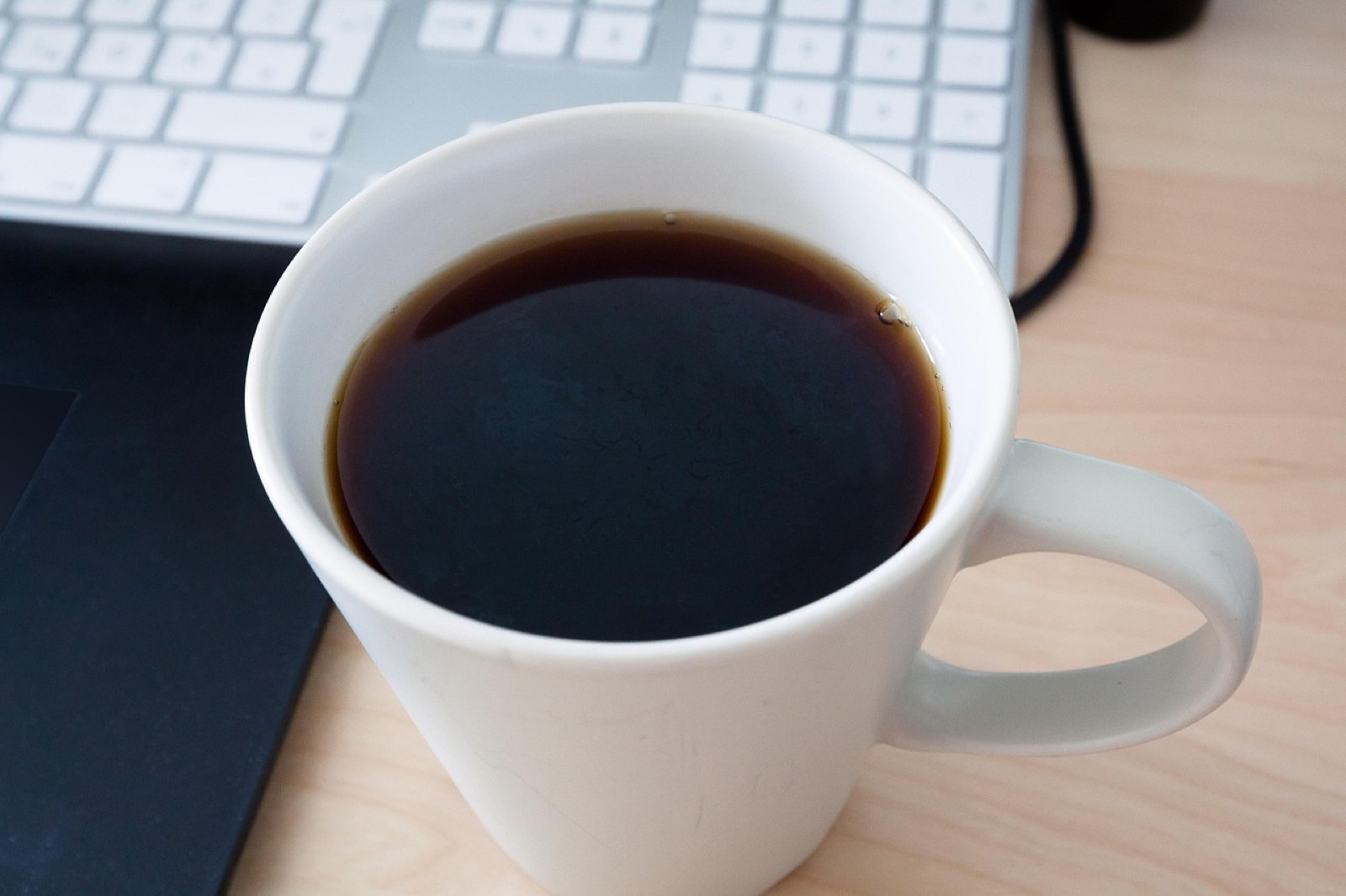 Salarié faisant une courte pause mentale au bureau avant de reprendre son travail