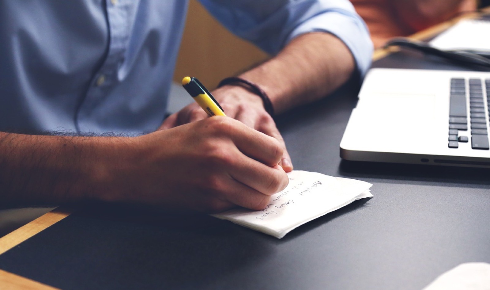 Carnet de notes ouvert sur un bureau pour planifier une reconversion professionnelle