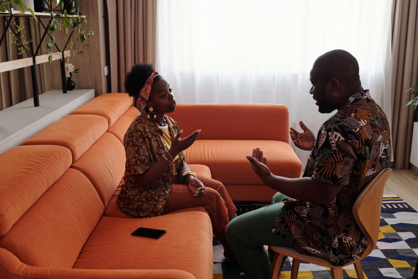 Couple qui discute calmement sur un canapé
