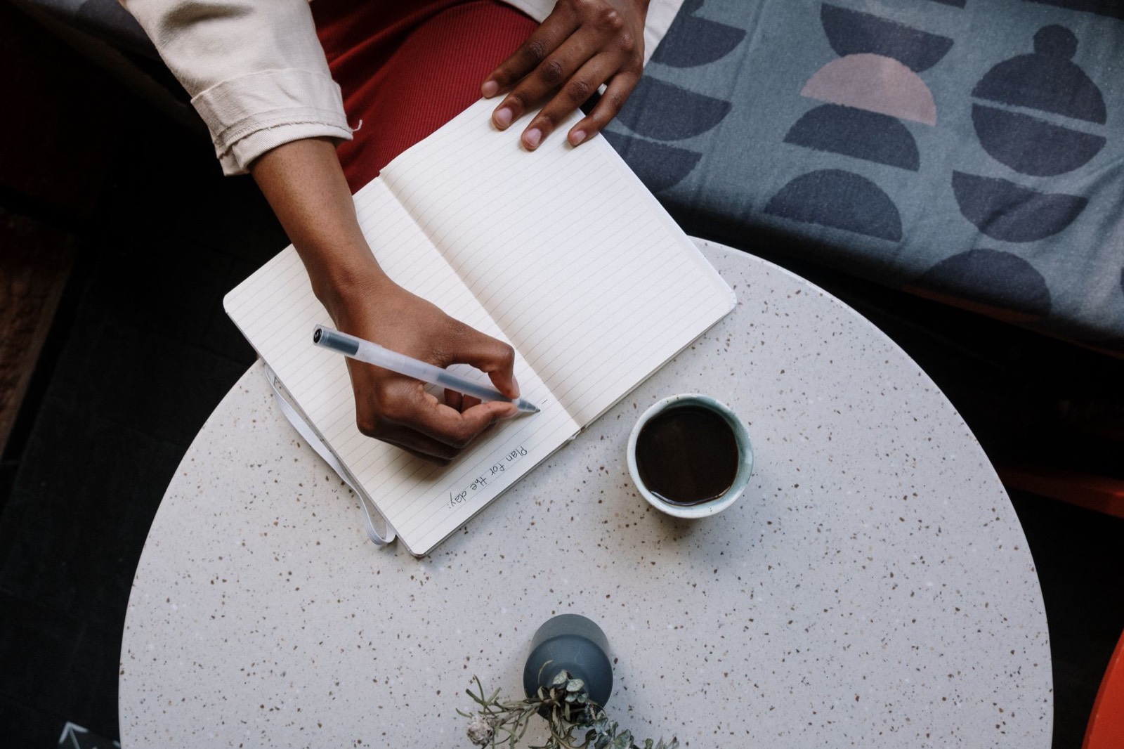 carnet et café sur un bureau, moment de réflexion avant une reconversion