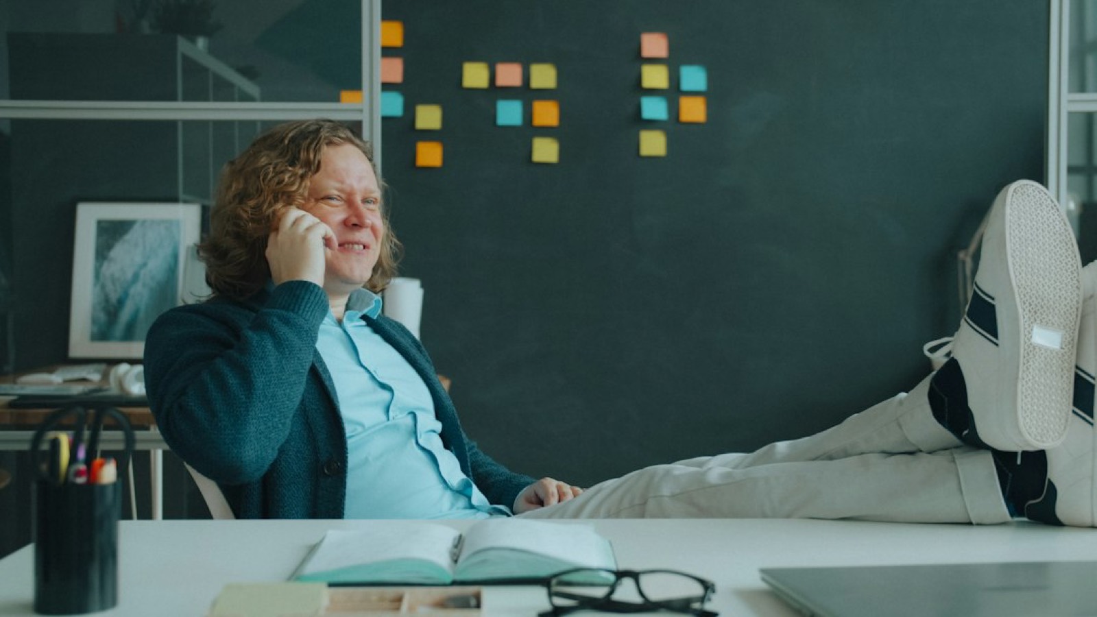 Personne faisant une pause avec son téléphone sur un bureau de bureau