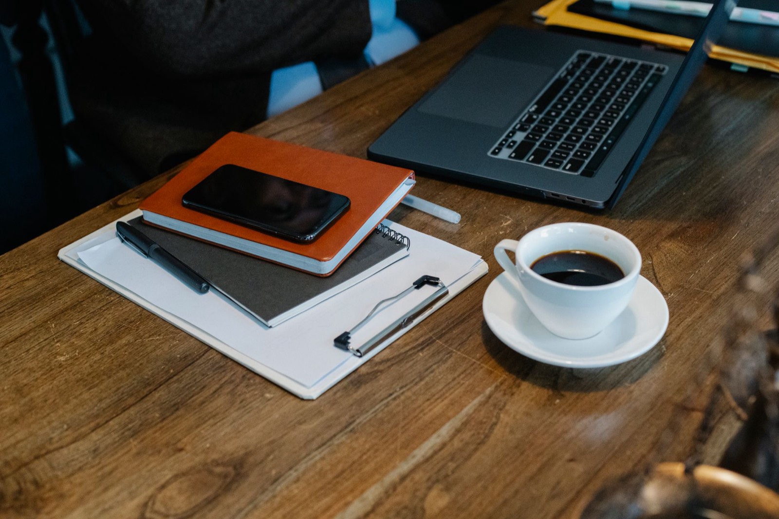 Tasse de café posée à côté d'un ordinateur portable sur un bureau