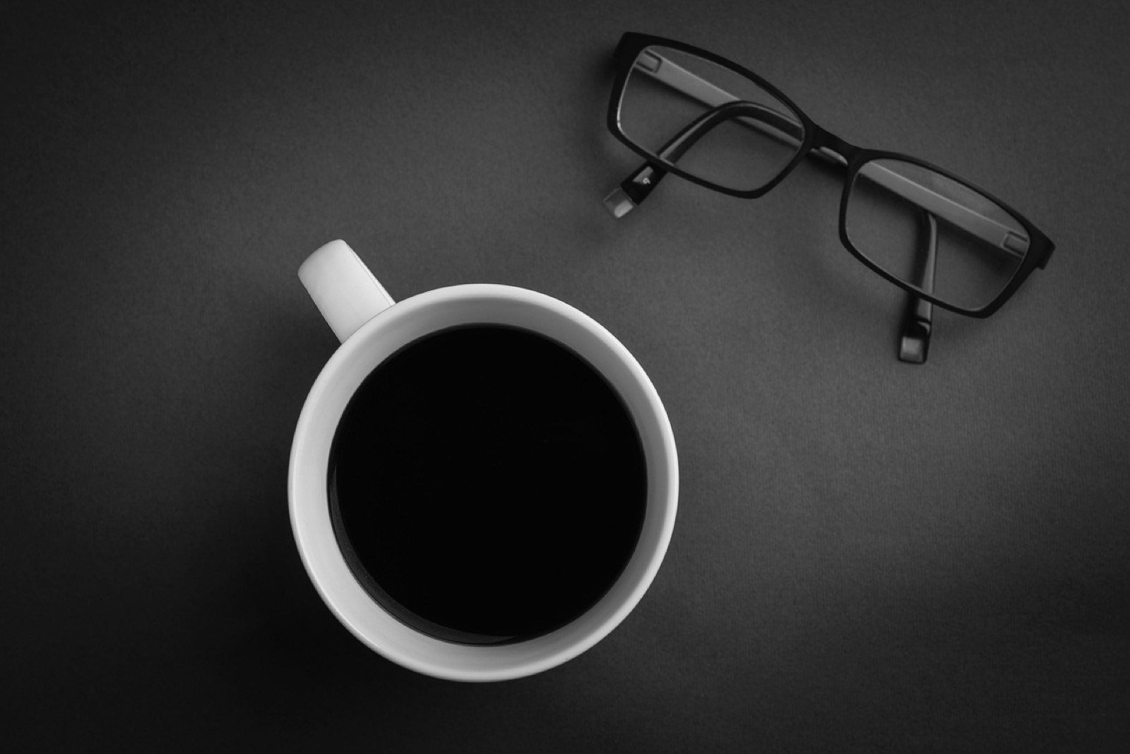 Salarié qui prend une courte pause de respiration à son bureau