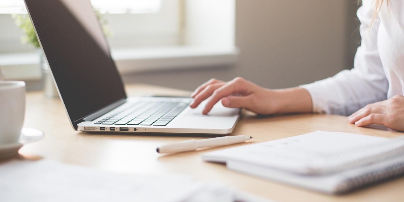 Yoga au bureau : cinq minutes de pause qui tiennent vraiment