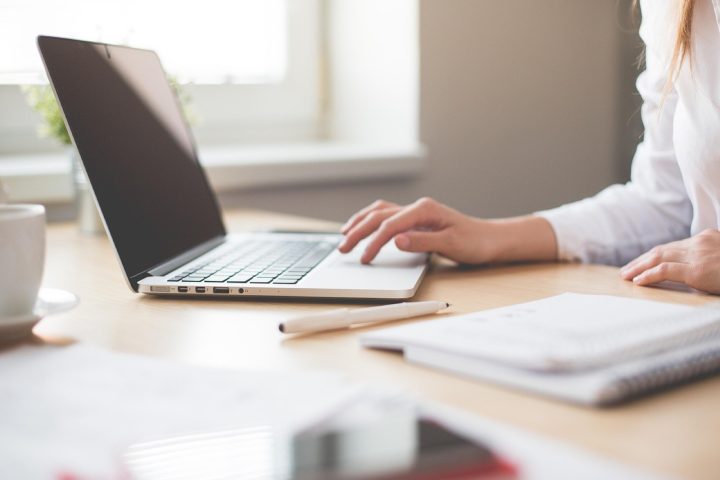 Yoga au bureau : cinq minutes de pause qui tiennent vraiment